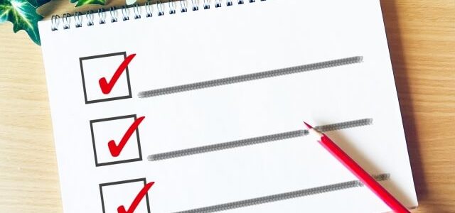 後悔しない見積もりチェックリスト|10人でも確認必須の項目