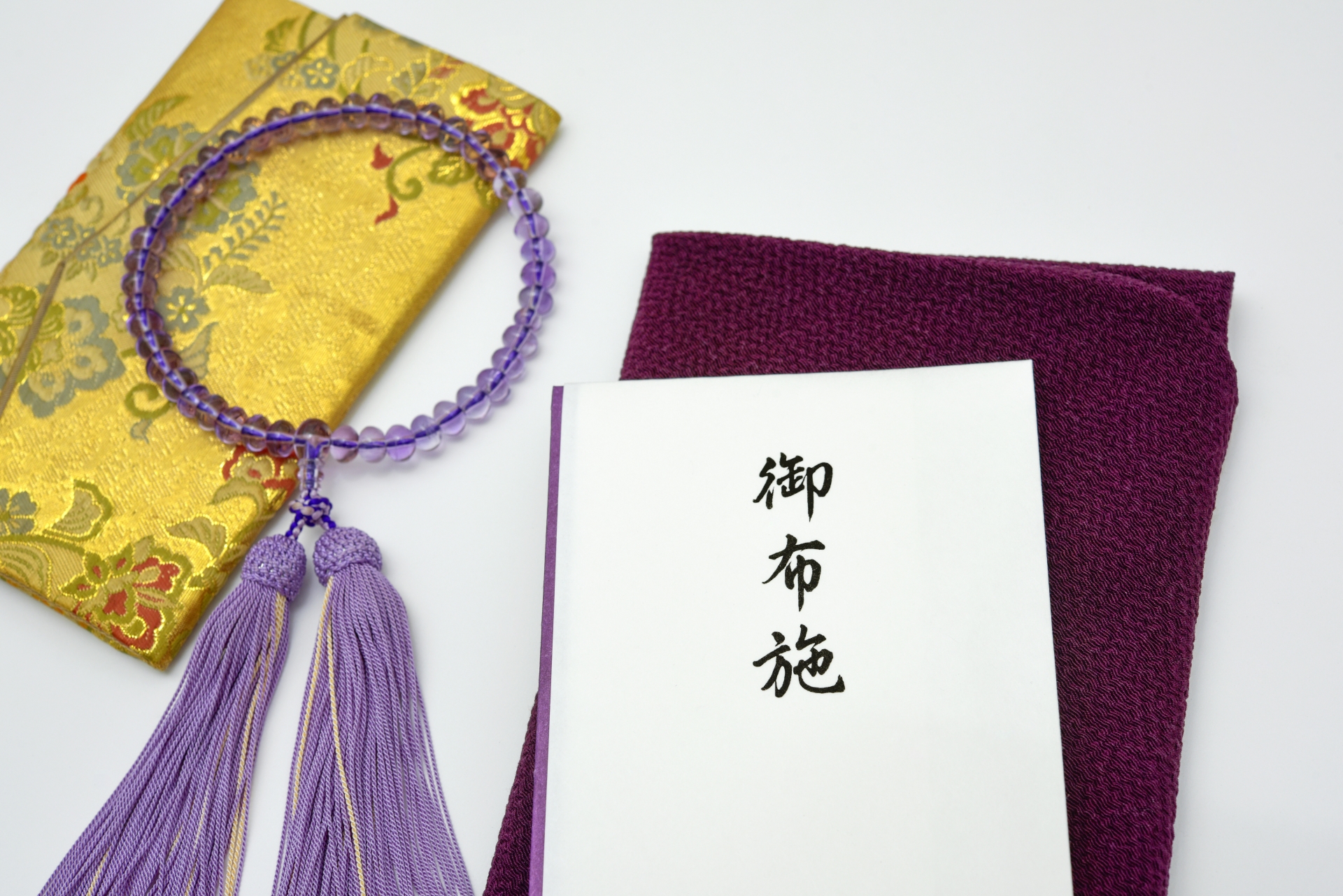 家族葬の僧侶費用はいくら？お布施の相場と節約術を徹底解説