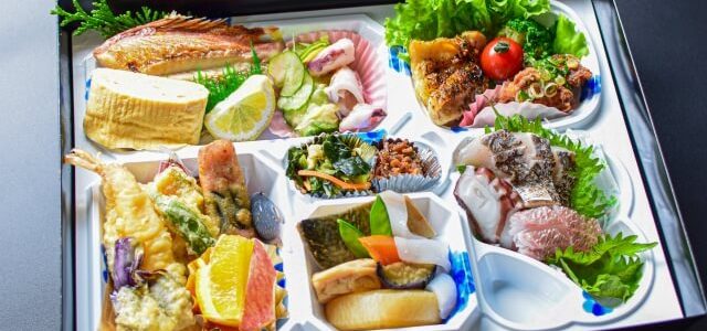 家族葬の費用総額の目安は約100～120万円