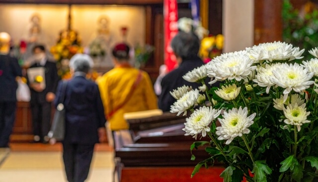 家族葬の費用が高い5つの裏事情｜100万円超えを回避する見積もりの見分け方